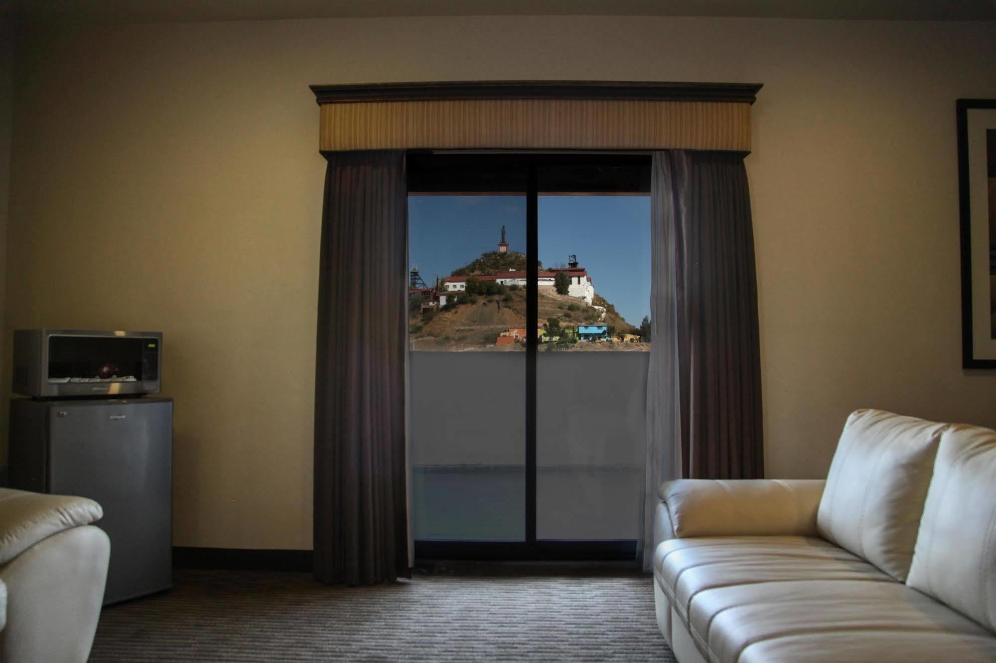 Best Western Plus La Mina Parral الغرفة الصورة