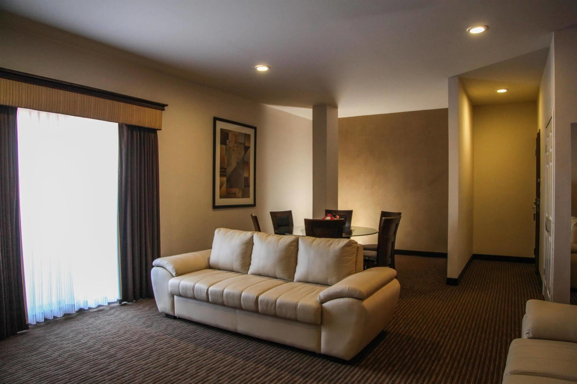 Best Western Plus La Mina Parral الغرفة الصورة