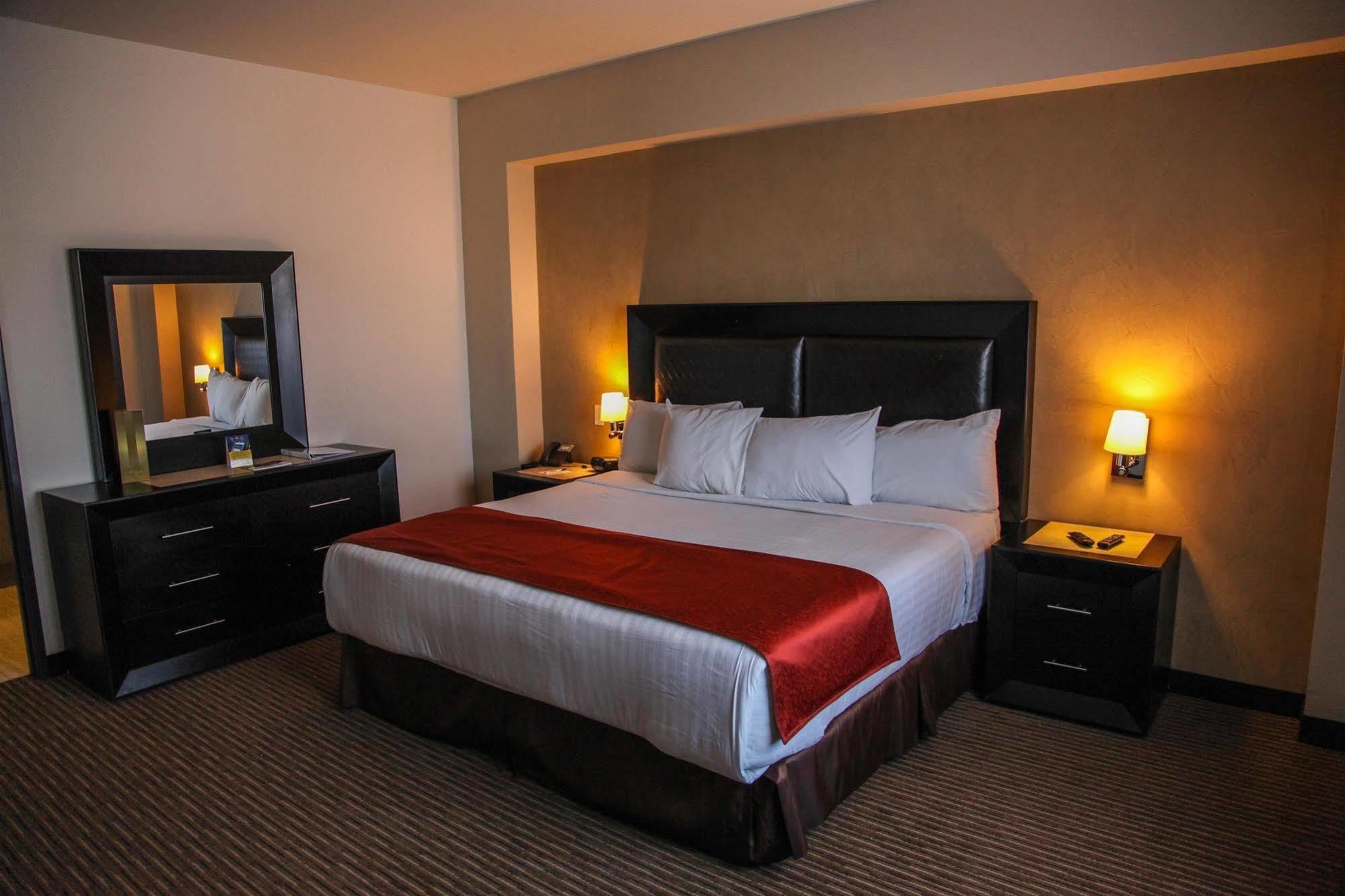 Best Western Plus La Mina Parral الغرفة الصورة